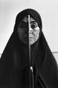 Shirin Neshat: Silencio rebelde (serie Mujeres de Alá, 1994), tinta sobre fotografía, cortesía de Barbara Gladstone Gallery, Nueva York y Bruselas.